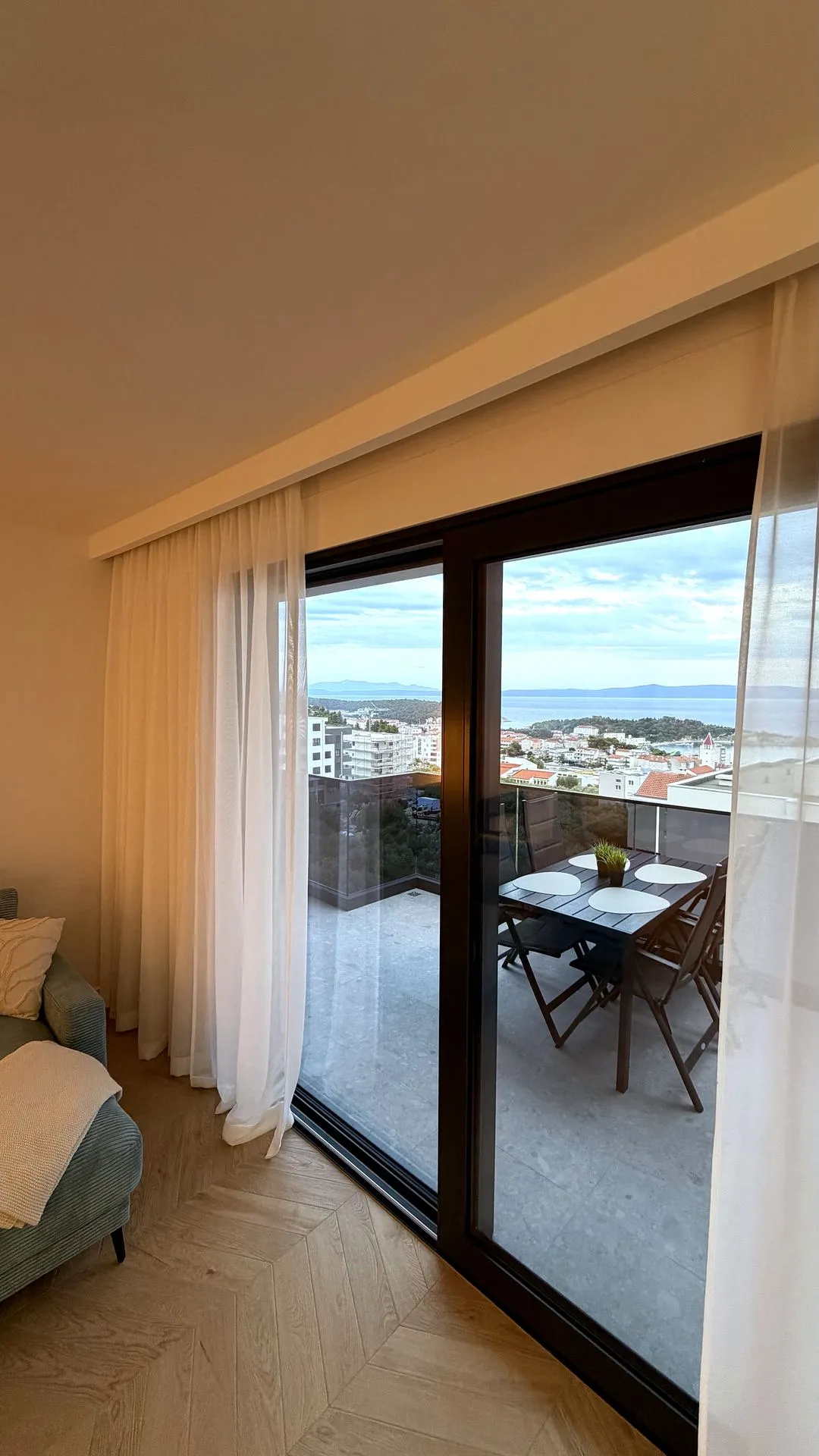 Iznimno velik balkon s potpunim pogledom na more