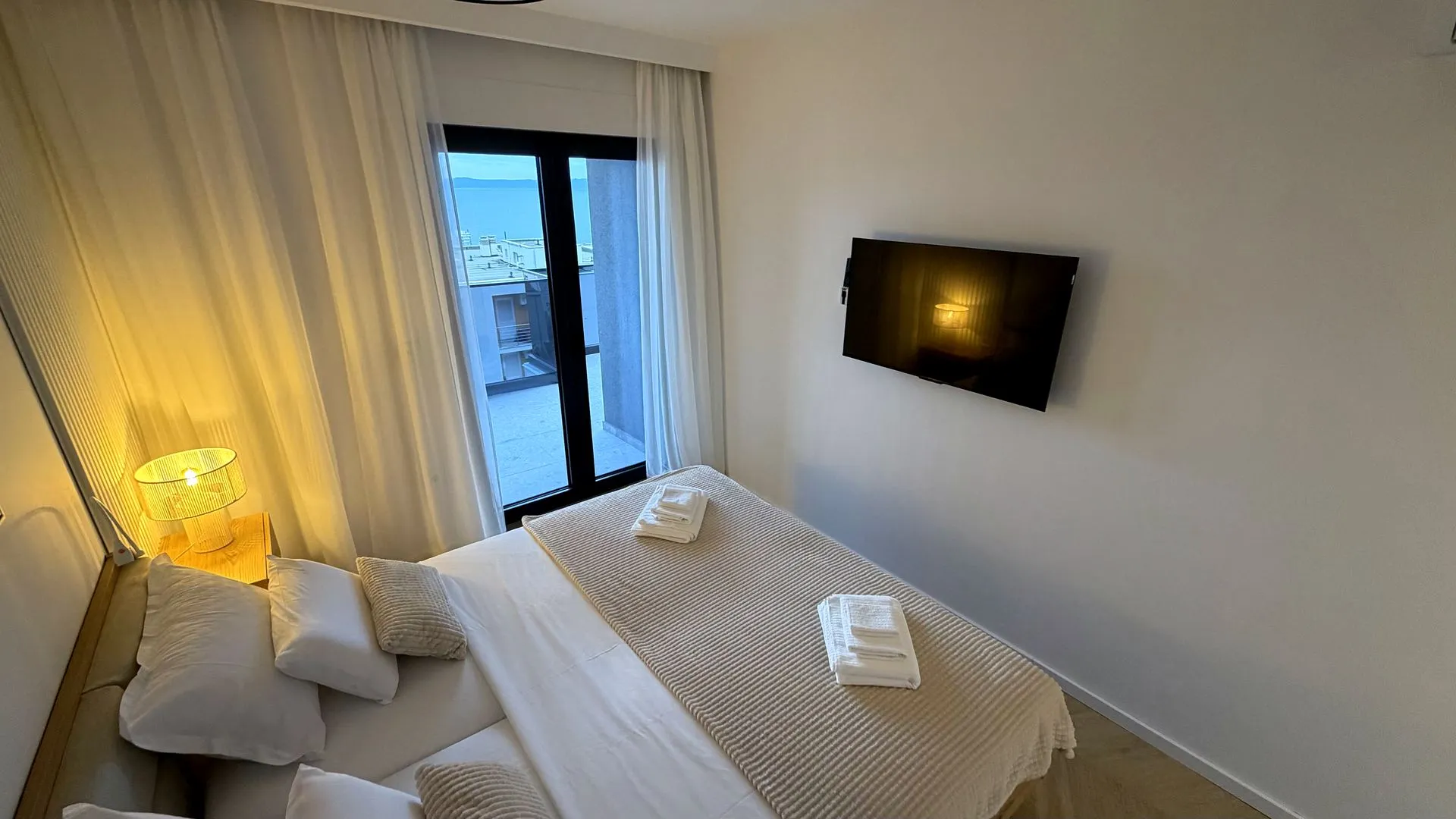 Glavna spavaća soba s bračnim krevetom i izlazom na balkon