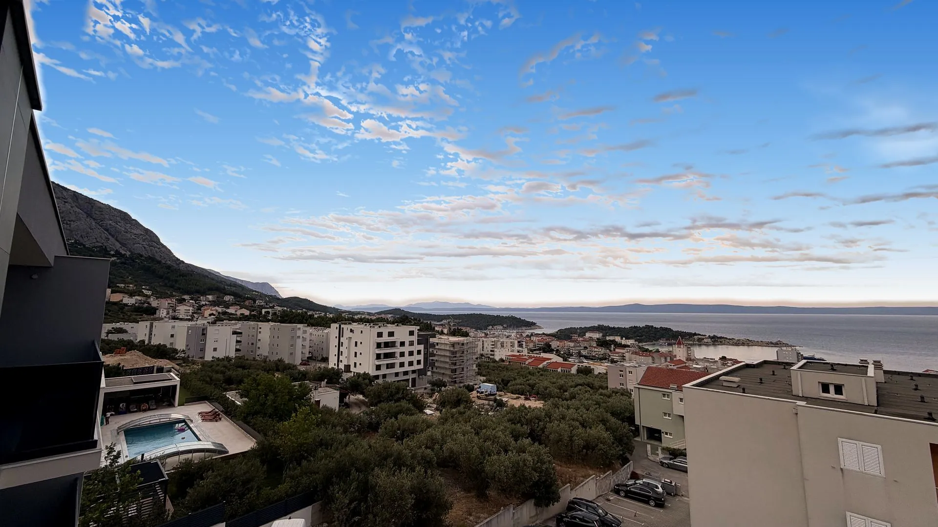 Pogled na more iznad Makarske prema Braču i Hvaru iz Marestine